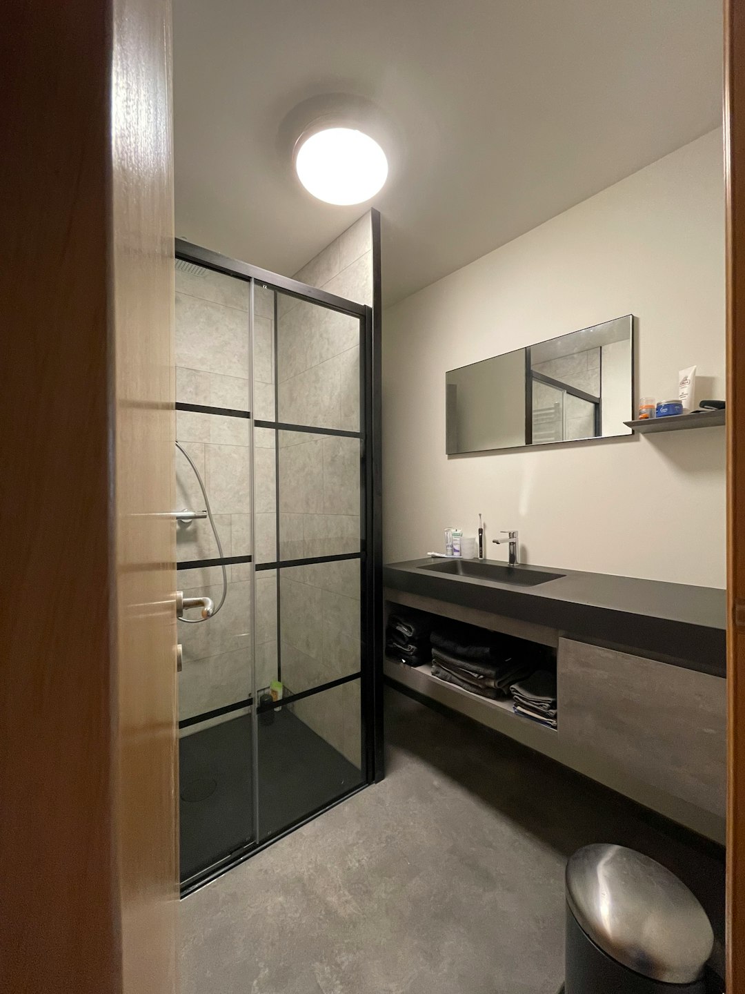Douche à l'italienne de plain-pied avec carrelage continu et paroi vitrée installée par Ma Solution Habitat près de Caen