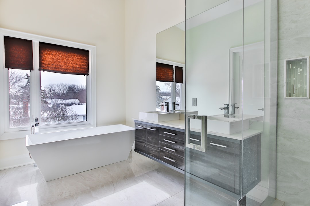 Salle de bains moderne et Ã©purÃ©e