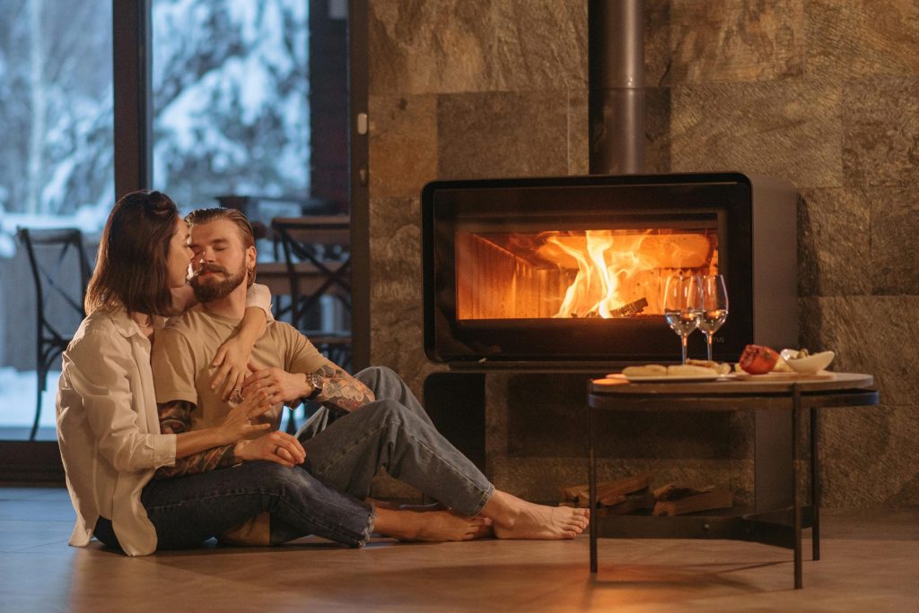 feu de bois avec un couple devant