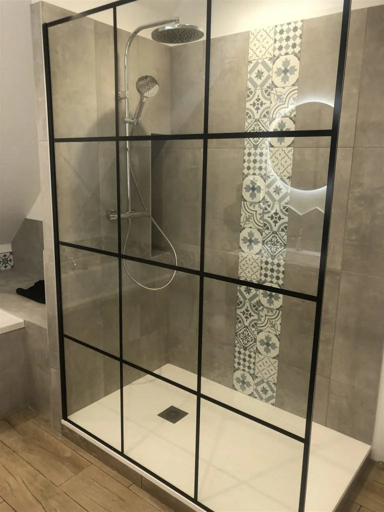 Rénovation de salle de bains avec douche par Ma Solution Habitat en Normandie