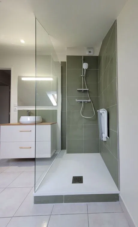 Salle de bains senior : 8 équipements indispensables 2026, par Ma Solution Habitat